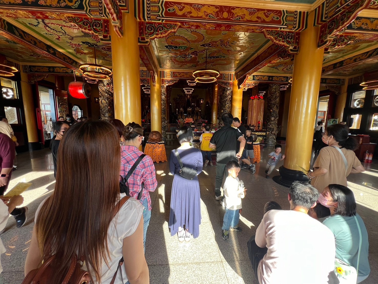 廟內參拜